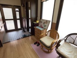 温かみのある和室の入口