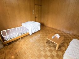 シンプルな居室の様子