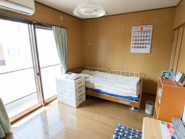 居室の光あふれる空間 居室 ゆったりとした個室で、日差しの入る窓辺が心地よい雰囲気を作り出しています。自分の時間を大切にしたい方にも適した空間です。