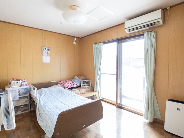 快適な居室空間 居室 床の木目調や明るい日差しの入る窓が特徴の居室です。個人の趣向が表れた小物に囲まれ、暮らしやすい環境が整っています。