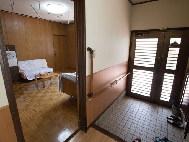 リビングスペースの一角 玄関 落ち着いた雰囲気の居室です。生活に必要な家具が整っており、プライベートな時間を過ごすには最適な空間となっています。