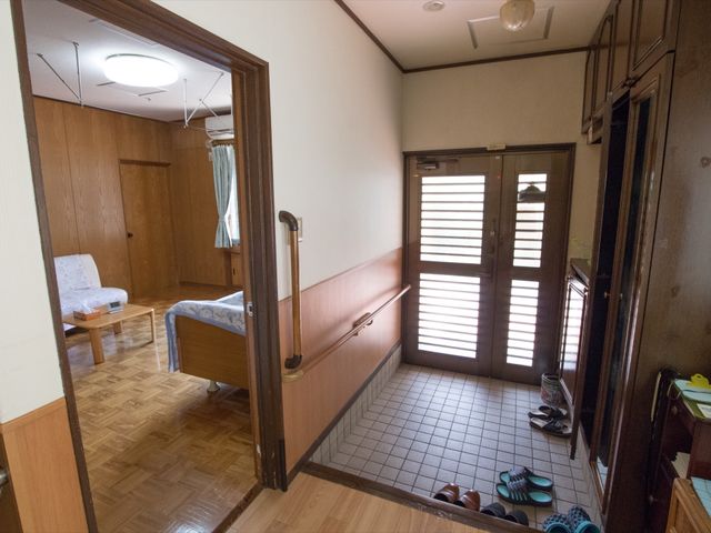 個室の入口と室内 玄関 落ち着きのある個室には、必要な家具が整えられており、個人の時間を大切にできる空間です。