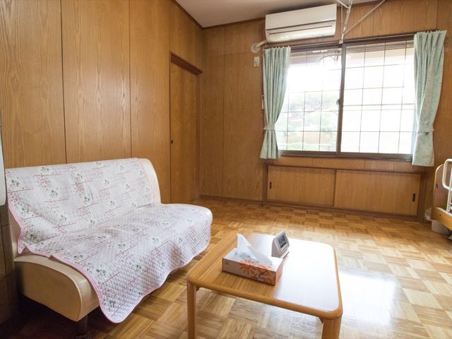 明るい居室の写真 居室 窓から日差しが差し込む居室です。座り心地のよいソファとテーブルが配置され、くつろぎの時間を過ごせそうです。