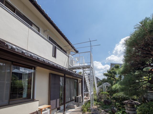 庭付きの落ち着いた外観 外観 自然に囲まれたこの場所は、居心地の良い空間を提供しています。窓からの光が明るい雰囲気を醸し出しており、訪れる人に安らぎを与えてくれるでしょう。