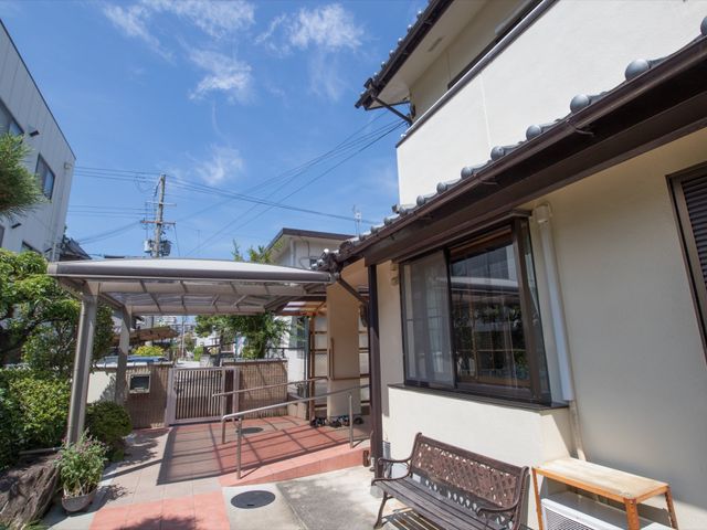 晴れた日の中庭風景 外観 ゆったりとしたベンチが設置された心地よい中庭です。清々しい空気を感じながら休息をとることができます。