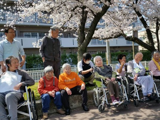 桜の下で憩う人々