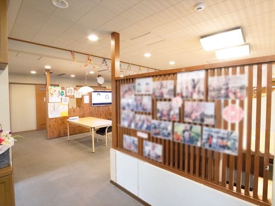 明るい廊下の掲示物