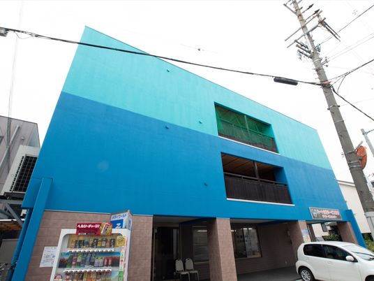 青い建物の外観