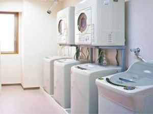 洗濯機が並ぶ洗濯室  
