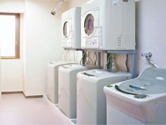 洗濯機が並ぶ洗濯室  