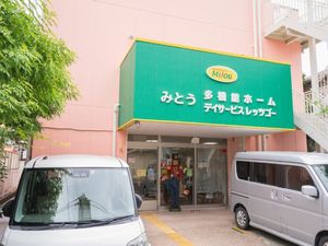 建物正面の出入口  