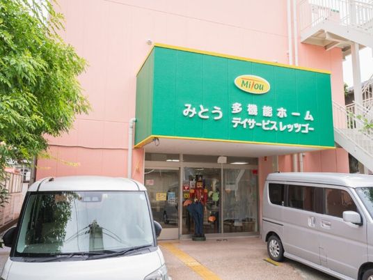 建物正面の出入口  