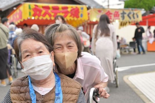 車いす利用の高齢者と介助者  