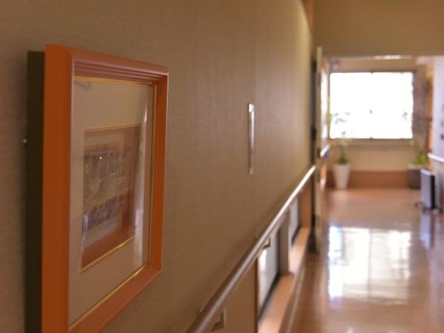 手すり付き廊下 廊下   手すりが続く、歩きやすい廊下です。奥には自然光が入り、明るい雰囲気になっています。