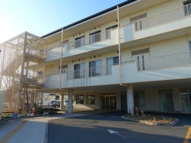 外観のある施設建物 外観   大きなバルコニーが並ぶ落ち着いた建物外観です。1階部分には車が出入りしやすい通路が見えます。