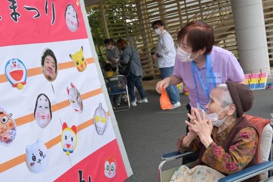 祭りを楽しむ屋外の様子  