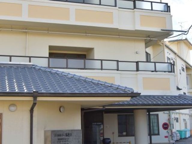施設の外観 外観   落ち着いた色合いの建物で、複数階のバルコニーが見えます。車寄せもあり、出入りしやすそうです。