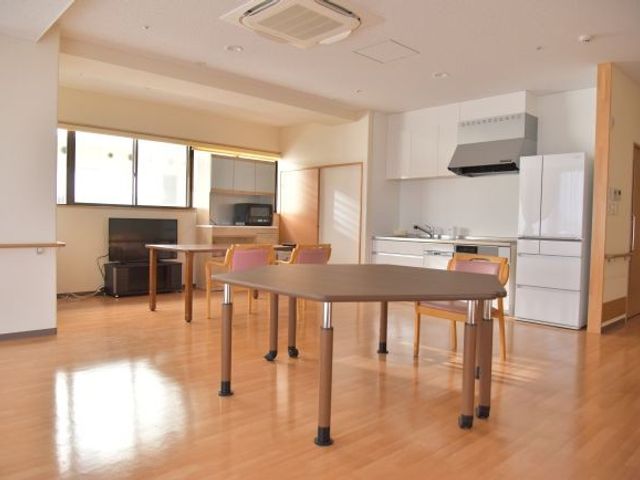 明るい食堂 食堂   自然光が差し込む明るい食堂です。テーブルがゆったり配置され、落ち着いて食事や会話をしやすい空間です。