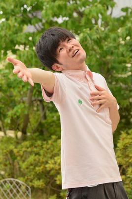 屋外で伸びをする男性  