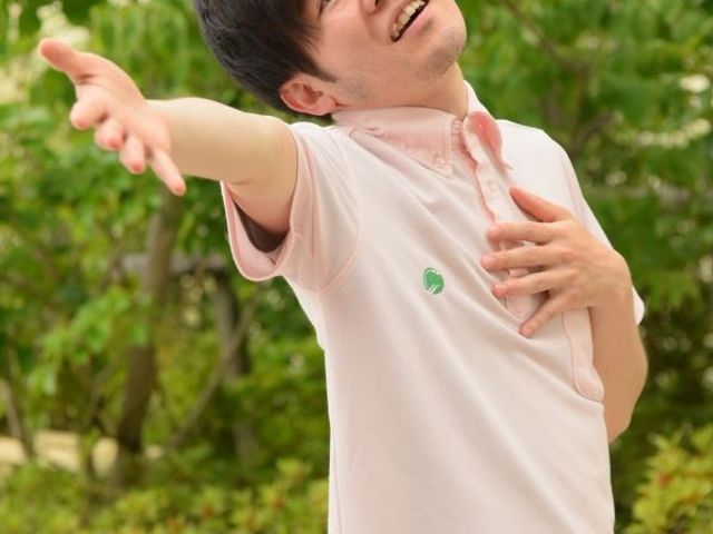 屋外で伸びをする男性 庭   緑に囲まれた屋外で、男性が腕を伸ばしています。開放感のある環境で、気分転換の場として活用しやすそうです。