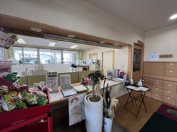 広々とした受付エリア