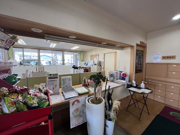 広々とした受付エリア