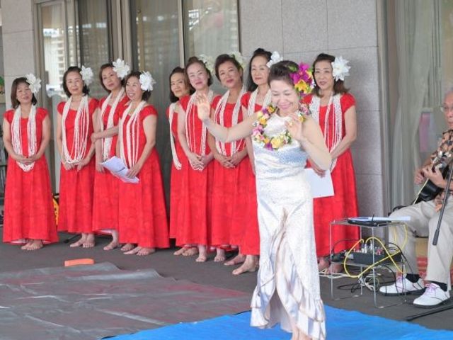 フラダンスをするロビー ロビー   明るいロビーで、フラダンスの披露が行われています。入居者の方が楽しめる催しを企画しやすい雰囲気です。