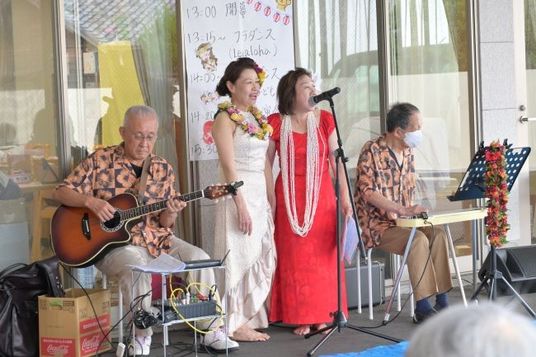 演奏する人がいるラウンジ  