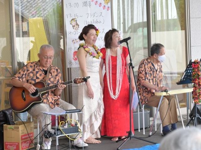 演奏する人がいるラウンジ ラウンジ   明るいラウンジで演奏会が開かれています。入居者の方が音楽を楽しみやすい、にぎやかな雰囲気です。