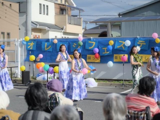 屋外イベント会場 外観   屋外での催しを行っている場面です。利用者の方が観覧しやすいよう、開放的なスペースが使われています。