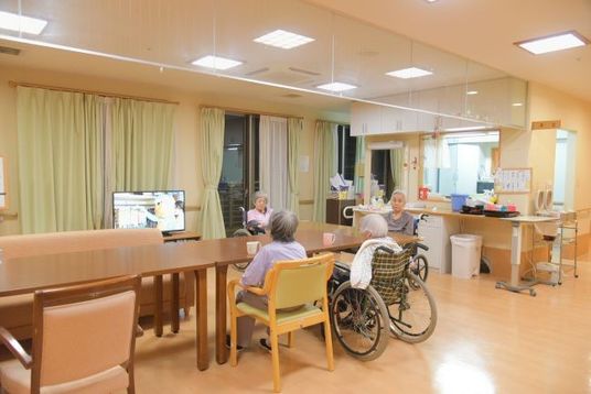 食堂で過ごす利用者  