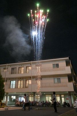 花火を見上げる外観  