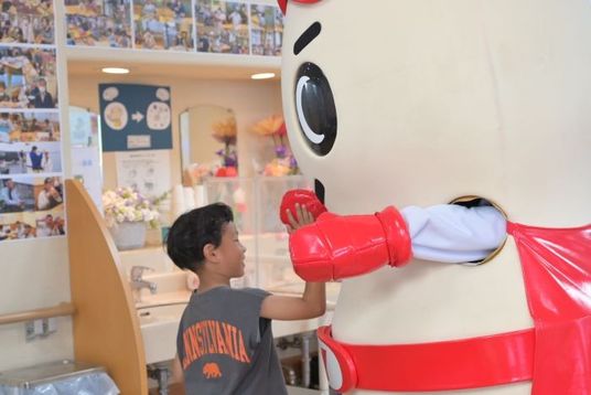 子どもが着ぐるみと触れ合うロビー  
