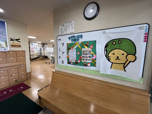 掲示物のある廊下
