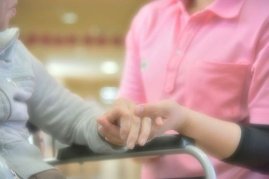 手を添える介護職の手元  