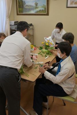 花を飾る交流室  