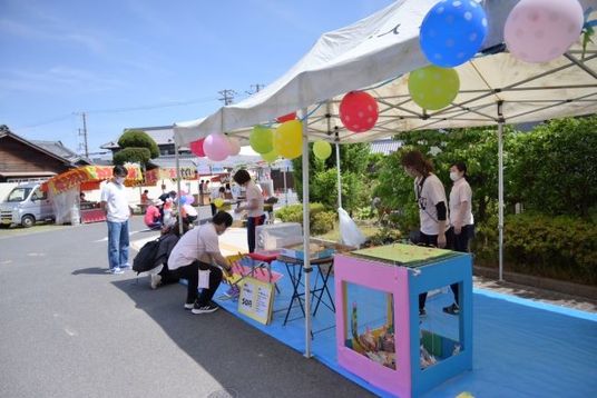 屋外の模擬店舗  