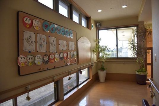 明るい廊下の掲示物  