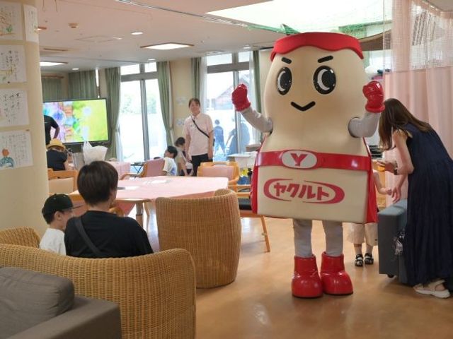 人が集うラウンジ ラウンジ   明るい窓辺にソファや丸テーブルがあり、くつろぎや交流の場として使いやすそうです。マスコットと一緒に過ごす様子も見られます。