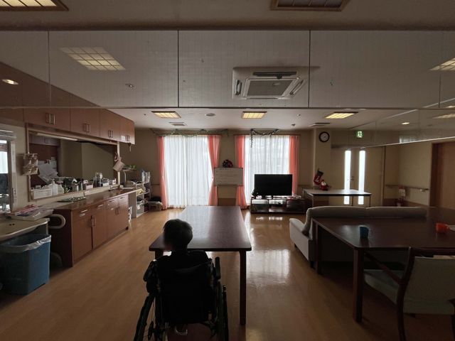 広々としたリビング リビング 広々とした明るい空間で、車椅子での移動も快適に行えます。テレビのある落ち着いた雰囲気の部屋です。