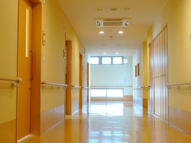 明るい廊下 廊下   手すりが両側にあり、移動しやすい廊下です。奥から自然光が入り、清潔感のある明るい雰囲気です。