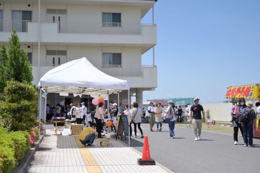 施設前の屋外イベント会場  