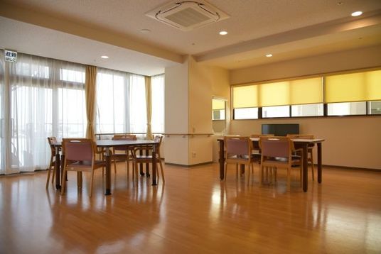 明るい食堂の様子  