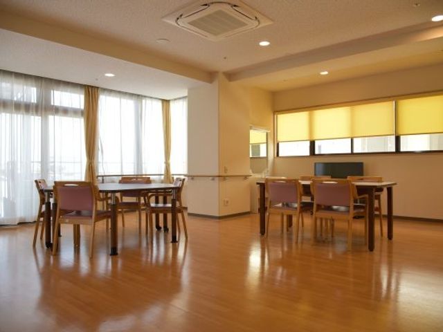 明るい食堂の様子 食堂   大きな窓から自然光が入る、明るく開放的な食堂です。ゆとりある配置のテーブルで、落ち着いて過ごしやすそうです。