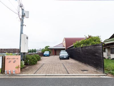 平屋建ての施設正面入り口