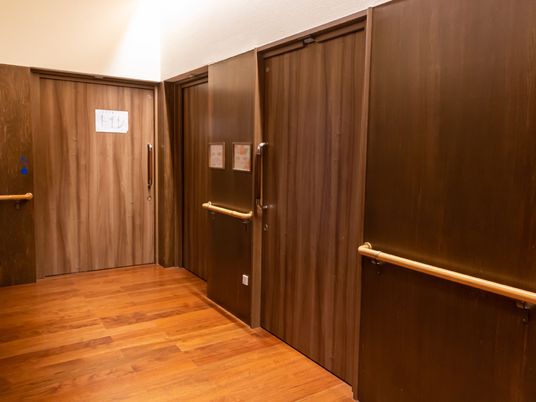 廊下の扉と手すり