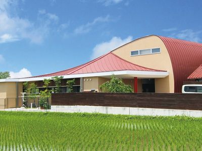 赤屋根のモダンな外観