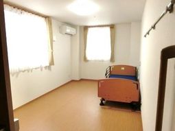 明るい個室の居室