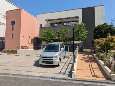 車両と施設のエントランス