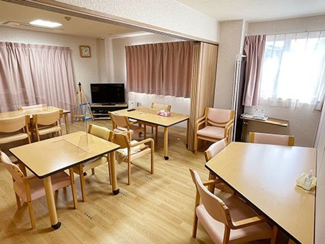 明るい食堂の室内 食堂   窓から光が入る明るい食堂です。テーブルがゆったり配置され、落ち着いて食事や会話がしやすい空間です。